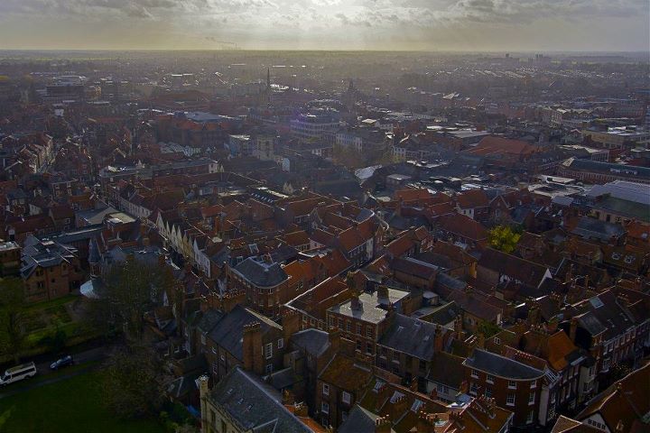 Alla scoperta di York_02.jpg - All'interno delle mura si trovano tanti edifici storici attraversati da tortuose stradine.